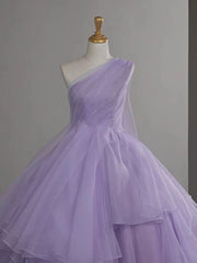 Vestido formal largo de organza morado claro con un solo hombro y capas