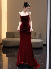 Vestido largo de fiesta con tirantes de terciopelo estilo sirena color rojo vino