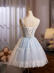 Vestido de fiesta azul claro con tirantes de encaje y tul hasta la rodilla