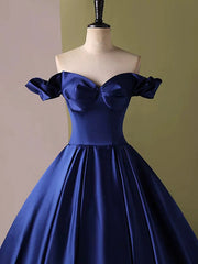 Vestido de fiesta de satén azul con escote en forma de corazón y hombros descubiertos hasta el suelo