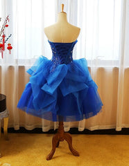 Hermoso vestido de fiesta azul real hasta la rodilla con apliques