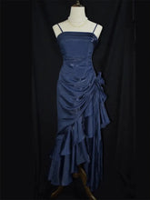 Vestido de fiesta elegante de satén con tirantes altos y bajos en azul marino