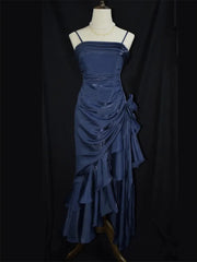 Vestido de fiesta elegante de satén con tirantes altos y bajos en azul marino