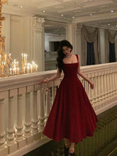Vestido de noche largo con tirantes de gasa color rojo vino.