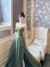 Vestido de fiesta largo de satén con tirantes verdes, corte A y abertura en la pierna