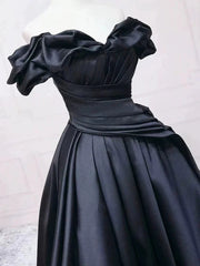 Vestido de fiesta largo de satén negro con escote en forma de corazón y hombros descubiertos