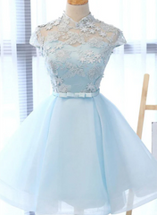 Lindo vestido de fiesta de tul azul claro con encaje