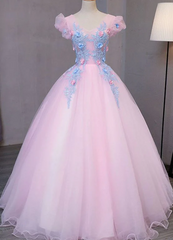Precioso vestido de fiesta rosa con escote en forma de corazón y encaje azul