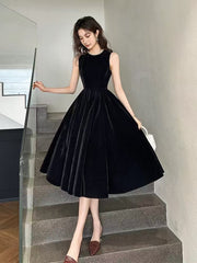 Vestido de fiesta de terciopelo negro con corte en A y escote redondo hasta la rodilla