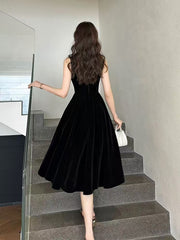 Vestido de fiesta de terciopelo negro con corte en A y escote redondo hasta la rodilla