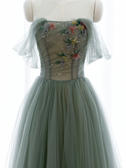 Vestido formal largo de tul verde con apliques de encaje en forma de A