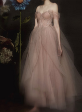 Vestidos de fiesta con cuentas y hombros descubiertos en color rosa oscuro con escote en forma de corazón