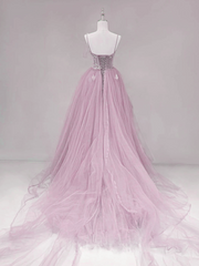 Vestido de fiesta largo elegante de tul con tirantes rosas.