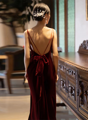 Vestido de fiesta de boda largo con tirantes de terciopelo rojo vino y espalda baja