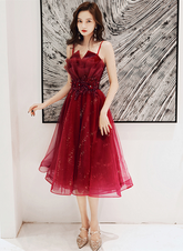 Vestido corto de fiesta con tirantes de tul brillante color rojo vino