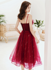 Vestido corto de fiesta con tirantes de tul brillante color rojo vino