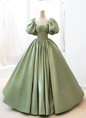 Vestido formal largo de satén verde con mangas abullonadas