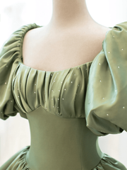 Vestido formal largo de satén verde con mangas abullonadas