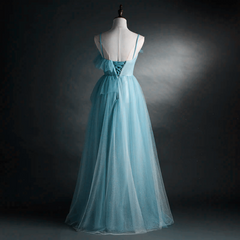 Vestido formal largo de corte A con tirantes de tul azul