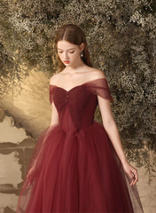 Vestido de fiesta rojo vino con escote en forma de corazón y cuentas y hombros descubiertos
