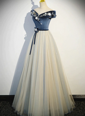 Vestido de fiesta largo azul grisáceo con hombros descubiertos y corte A