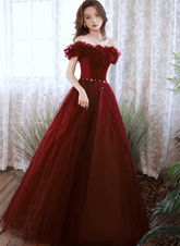 Vestido largo de fiesta de tul con cuentas y hombros descubiertos