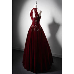 Vestido formal largo de terciopelo rojo vino con cuello halter y cuentas