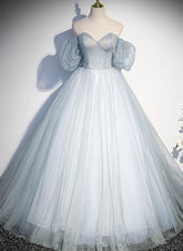 Precioso vestido de noche largo de tul azul claro con escote en forma de corazón