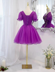 Vestido de fiesta de tul morado con mangas cortas y encaje