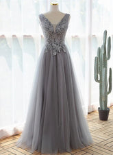 Vestido formal largo de tul con encaje en color gris