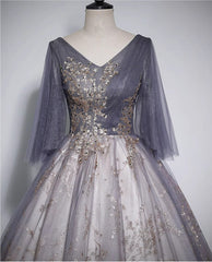 Hermoso vestido formal largo de tul con escote en V