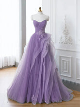 Vestido formal largo de tul morado con apliques de encaje