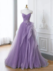 Vestido formal largo de tul morado con apliques de encaje