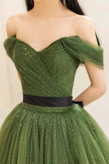Vestido formal largo de tul verde con hombros descubiertos