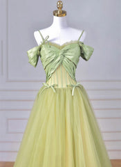 Vestido de fiesta verde de tul con escote en forma de A y tirantes finos