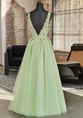 Vestido de fiesta verde claro con escote en V y apliques de encaje