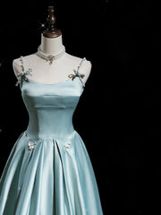 Vestido de fiesta largo de satén azul con tirantes en forma de A