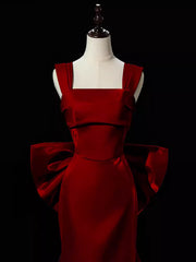 Vestido formal largo estilo sirena con tirantes de satén color rojo vino