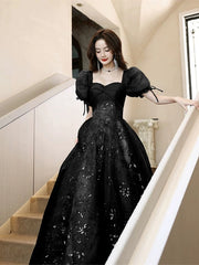 Vestido de fiesta negro de tul con escote en forma de A y mangas cortas