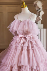 Vestido de fiesta de tul rosa con tirantes y capas