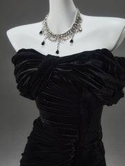 Vestido de noche largo de sirena con hombros descubiertos y terciopelo negro