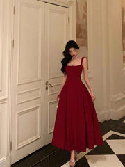 Vestido de noche largo con tirantes de gasa color rojo vino.