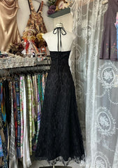Lindo vestido de fiesta de encaje negro con escote en V y corte A