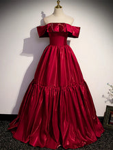 Vestido de fiesta de satén rojo vino con hombros descubiertos y corte A