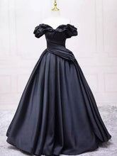 Vestido de fiesta largo de satén negro con escote en forma de corazón y hombros descubiertos