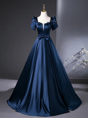 Vestido de fiesta largo de satén azul con mangas cortas y cuentas