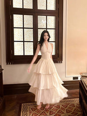 Vestido de fiesta largo elegante con capas y corte A en blanco con cuello halter