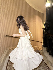 Vestido de fiesta largo elegante con capas y corte A en blanco con cuello halter