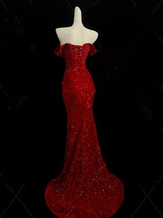 Precioso vestido de fiesta de sirena con lentejuelas y hombros descubiertos en color rojo vino