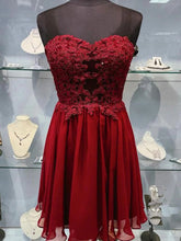 Vestido de fiesta hasta la rodilla de gasa color rojo vino con apliques de encaje